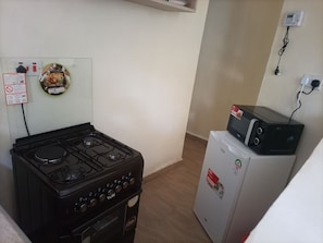 Apartamento luxo | Cozinha privada | Geladeira, micro-ondas, talheres/pratos/utensílios de cozinha