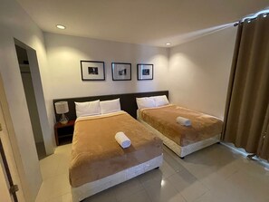 3 bedrooms, in-room safe, iron/ironing board, travel cot