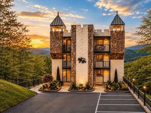 Un bâtiment qui ressemble à un château, avec des murs en pierre, deux tours et des balcons.