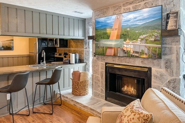 Tv, eldstad och kontor