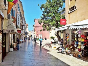 3 bedrooms, desk, travel crib, free WiFi - Three-room apartment for groups or families near the center of Umag (Umag)