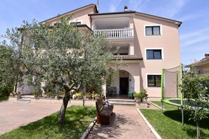 Exterior - Three-room apartment for groups or families near the center of Umag (Umag)
