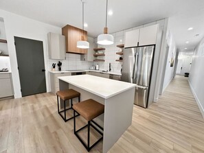 Kjøleskap, mikrobølgeovn, ovn og kokeplater