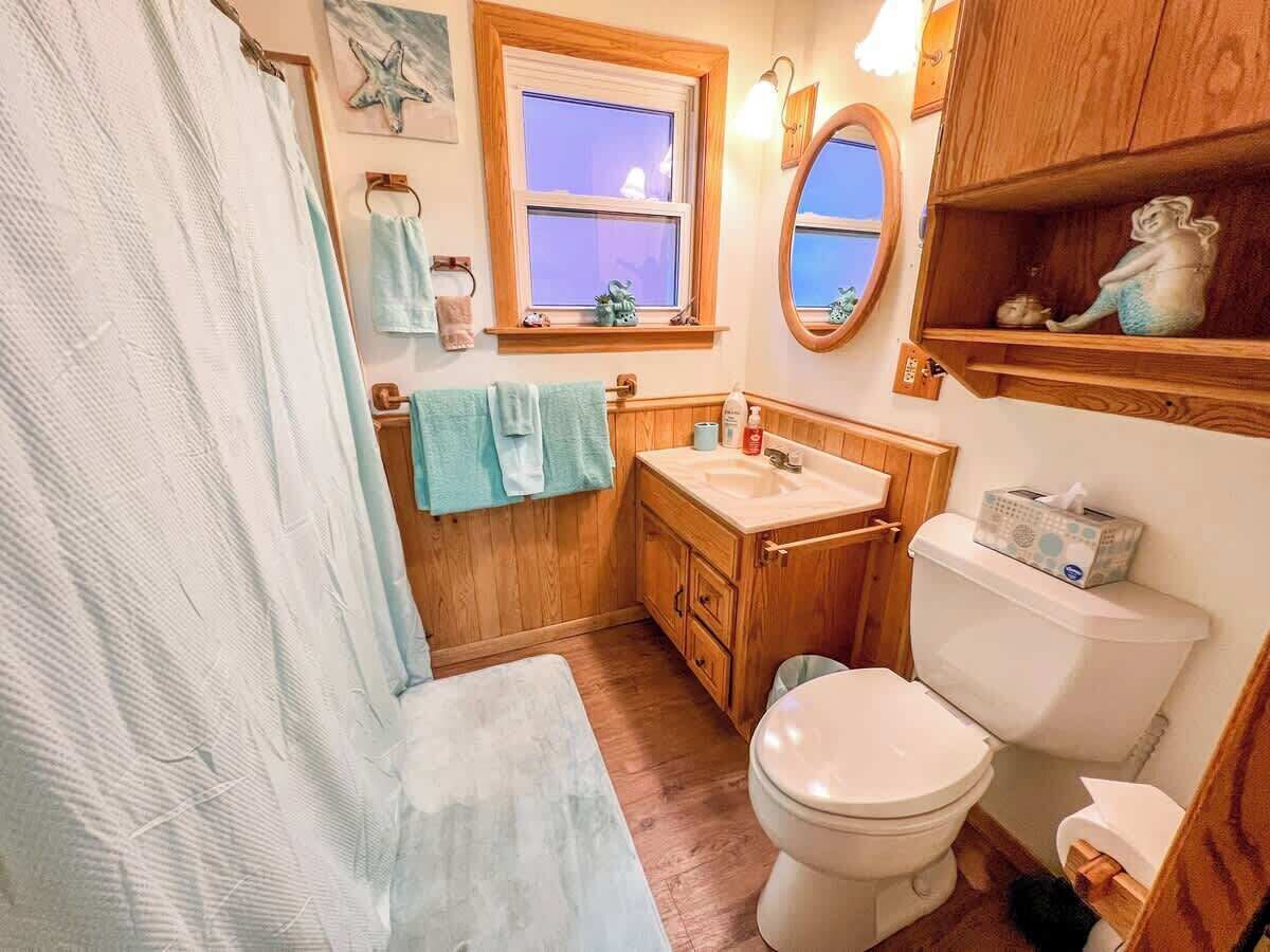 Regadera, amenidades de baño ecológicas, secadora de cabello, toallas 