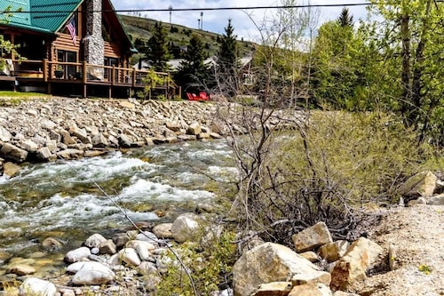 Cozy Creekside Cottage- In Town - Pet Friendly
