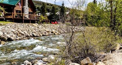 Cozy Creekside Cottage- In Town - Pet Friendly