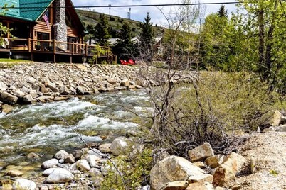 Cozy Creekside Cottage- In Town - Pet Friendly