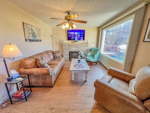 Smart TV, fireplace, offices - Cozy Creekside Cottage- In Town - Pet Friendly (Red Lodge)