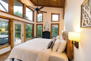 3 bedrooms, WiFi, bed sheets - Wild Turkey Overlook • Two Decks, Views, Hot Tub! (Rogers)