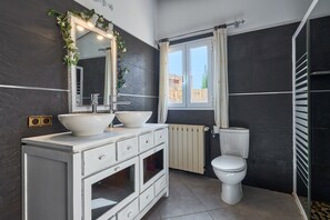 Shower, hair dryer, bidet, towels