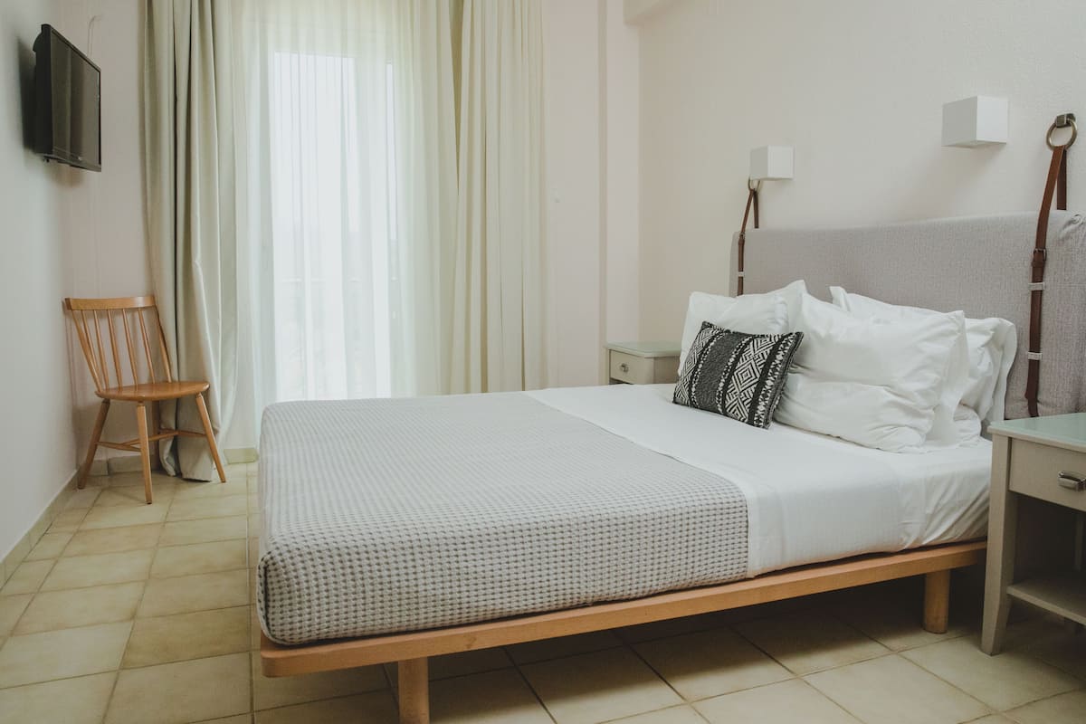 Deluxe Room | 1 bedroom, premium bedding, pillow-top beds, minibar