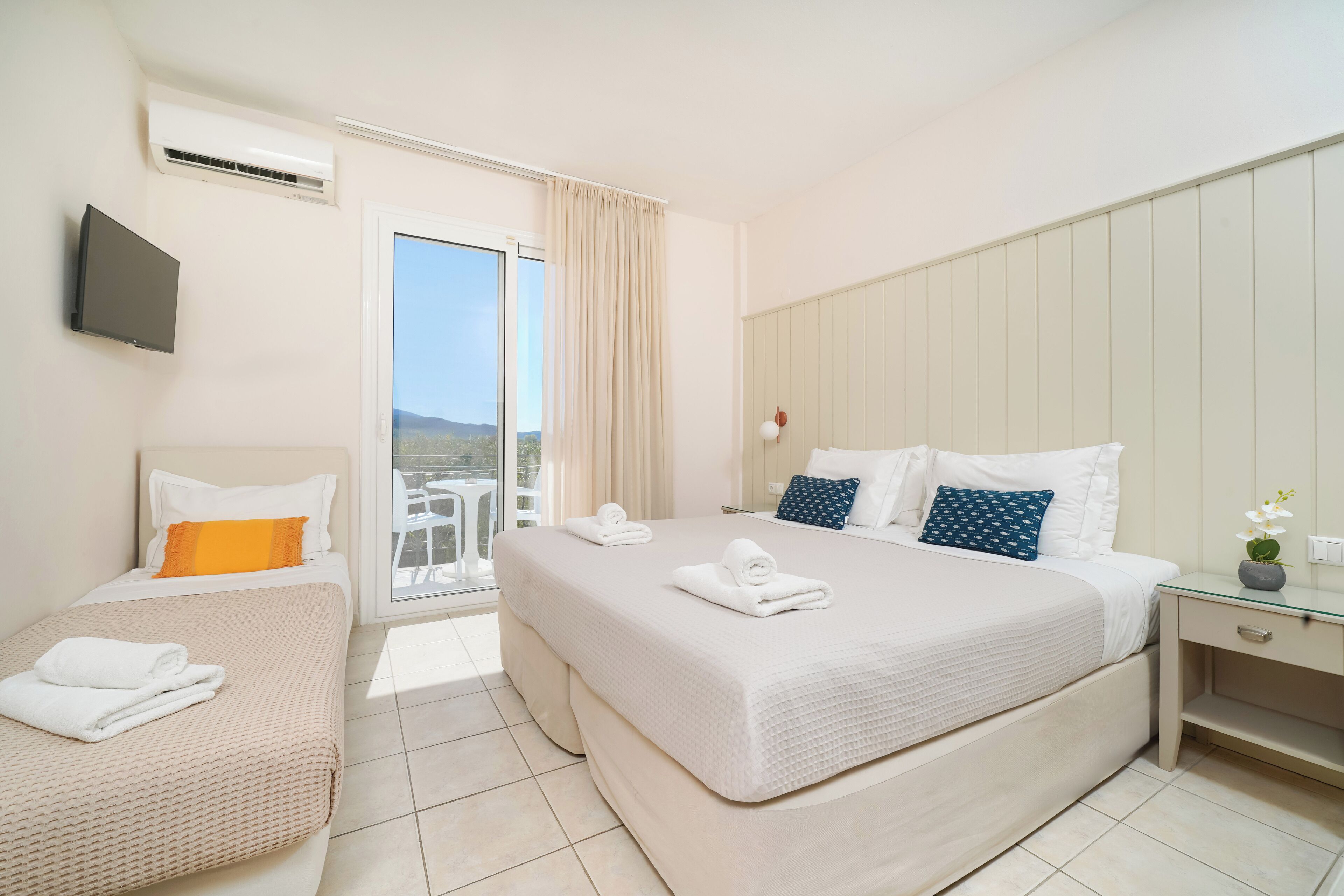 Junior-sviitti | 1 makuuhuone, ylelliset vuodevaatteet, pillowtop-patjalliset sängyt