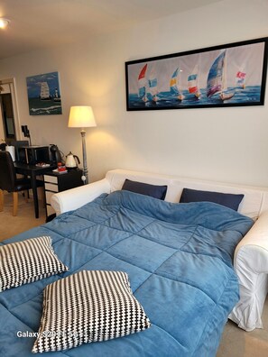 1 slaapkamer, een strijkplank/strijkijzer, reisbedje, gratis wifi