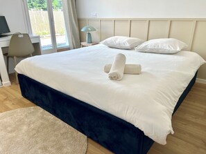 4 bedrooms, iron/ironing board, Internet, bed sheets