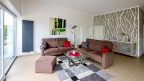 A modern living room with two sofas, a glass coffee table, and a patterned rug. - Amselresidenz 5 - ADLERHORST (Binz)
