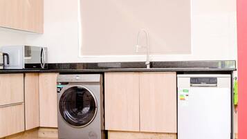 Kjøleskap, mikrobølgeovn, ovn og kaffetrakter/tekoker