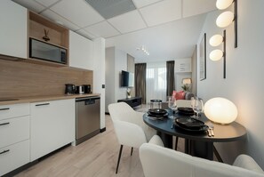 Microondas, lavavajillas, cafetera o tetera y utensilios de cocina