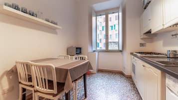Großer Kühlschrank, Kochgeschirr/Geschirr/Besteck