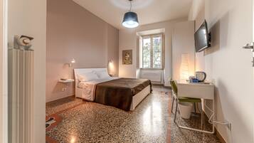 Habitación Deluxe | 1 dormitorio, ropa de cama de alta calidad, escritorio y cortinas opacas