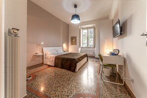 Rom – deluxe | 1 soverom, sengetøy av topp kvalitet, skrivebord og blendingsgardiner