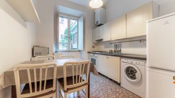 Frigorífico grande y utensilios de cocina