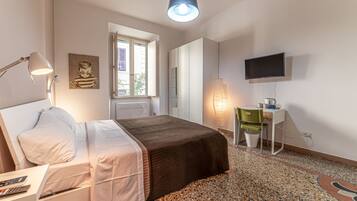 Habitación Deluxe | 1 dormitorio, ropa de cama de alta calidad, escritorio y cortinas opacas