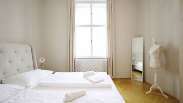 3 habitaciones, ropa de cama hipoalergénica y escritorio