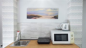 Studio | Private kitchenette | Electric kettle
