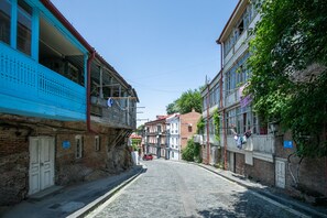 Vista frontal de la propiedad