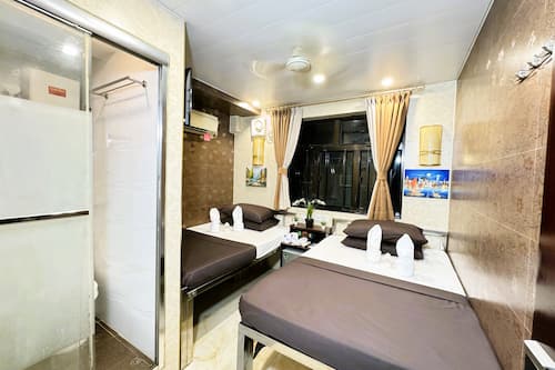 Standard Quadruple Room | In-room safe, iron/ironing board, free WiFi, bed sheets