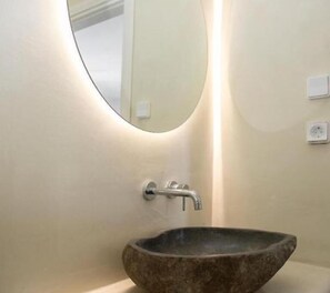 Hair dryer, towels, soap, shampoo - White Nadora Naxos villa (Naxos)