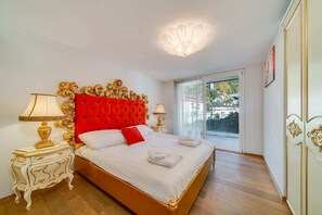3 habitaciones, escritorio y tabla de planchar con plancha 