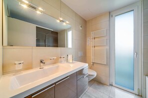 Doccia, asciugacapelli, asciugamani