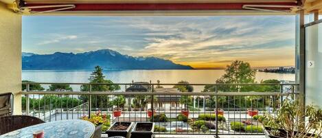 تناول الطعام بالخارج