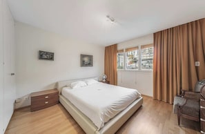2 habitaciones, escritorio y tabla de planchar con plancha 