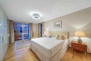 3 bedrooms, desk, iron/ironing board, travel crib