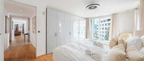 3 bedrooms, desk, iron/ironing board, travel crib