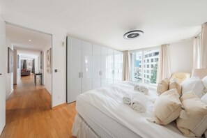 3 Schlafzimmer, Schreibtisch, Bügeleisen/Bügelbrett, Reisekinderbett