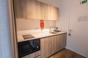 Deluxe Double or Twin Room | Private kitchen - Watts House (Seia)