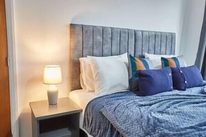 5 bedrooms, iron/ironing board, WiFi, bed sheets