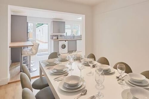 Elfleda Stay | Modern 5 bedroom house