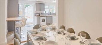 Elfleda Stay | Modern 5 bedroom house