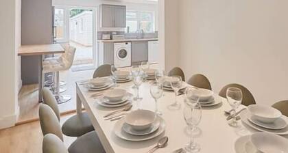 Elfleda Stay | Modern 5 bedroom house