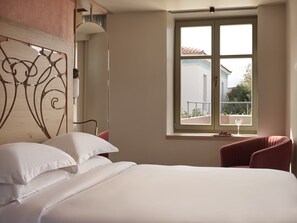 Junior Suite with Outdoor Hot Tub | Egyptian cotton sheets, premium bedding, pillowtop beds, minibar