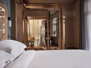 Consul Suite with Living Room & Outdoor Hot Tub | Egyptian cotton sheets, premium bedding, pillowtop beds, minibar