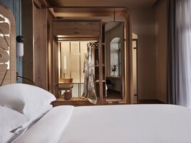 Consul Suite with Living Room & Outdoor Hot Tub | Σεντόνια από αιγυπτιακό βαμβάκι, κλινοσκεπάσματα υψηλής ποιότητας 