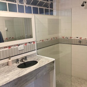 Bidet, Handtücher, Toilettenpapier