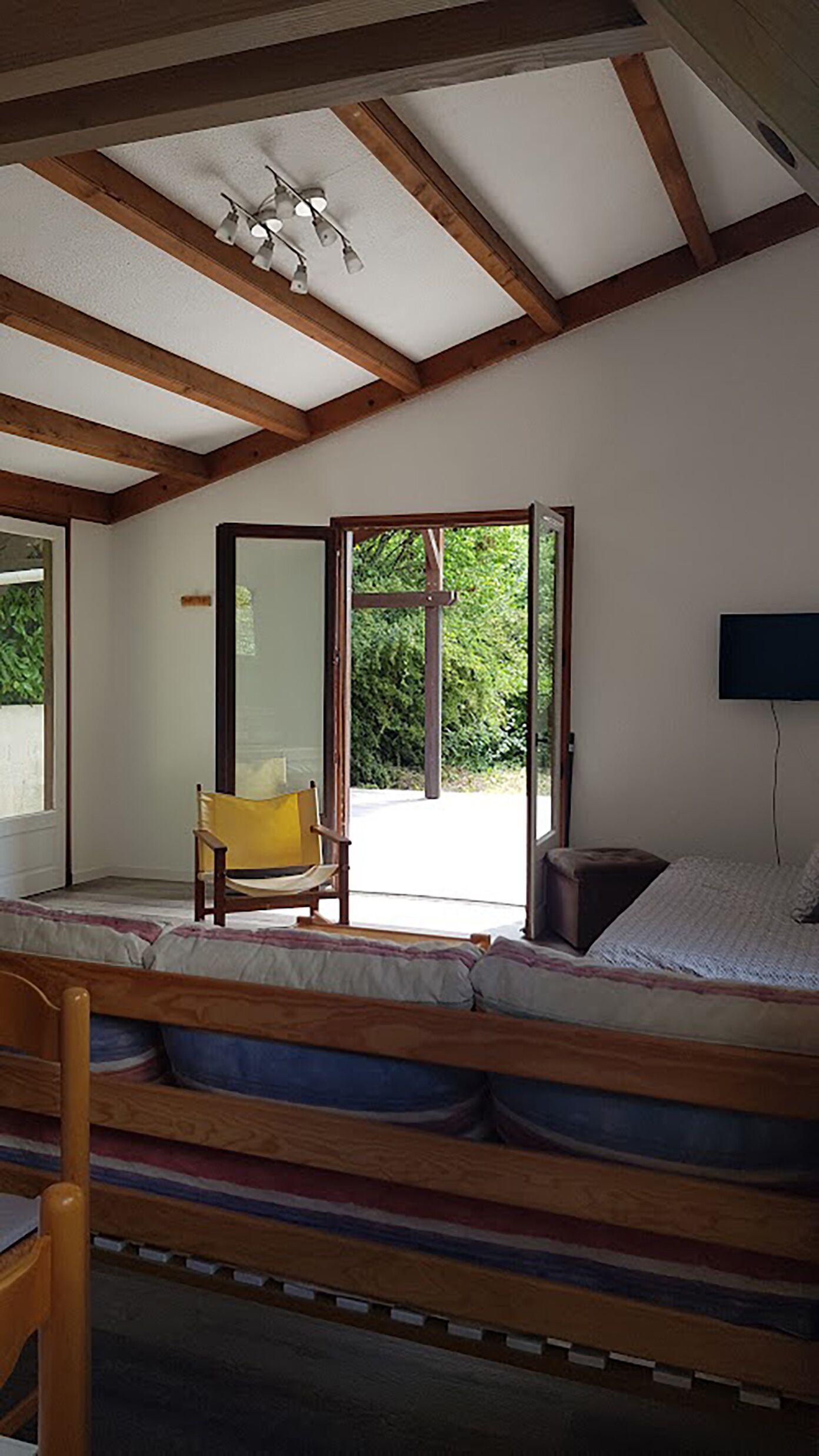 9 chambres, fer et planche à repasser, Wi-Fi, draps fournis