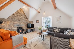 TV, caminetto, impianto stereo