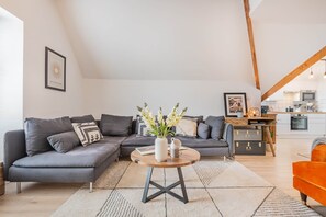 TV, caminetto, impianto stereo